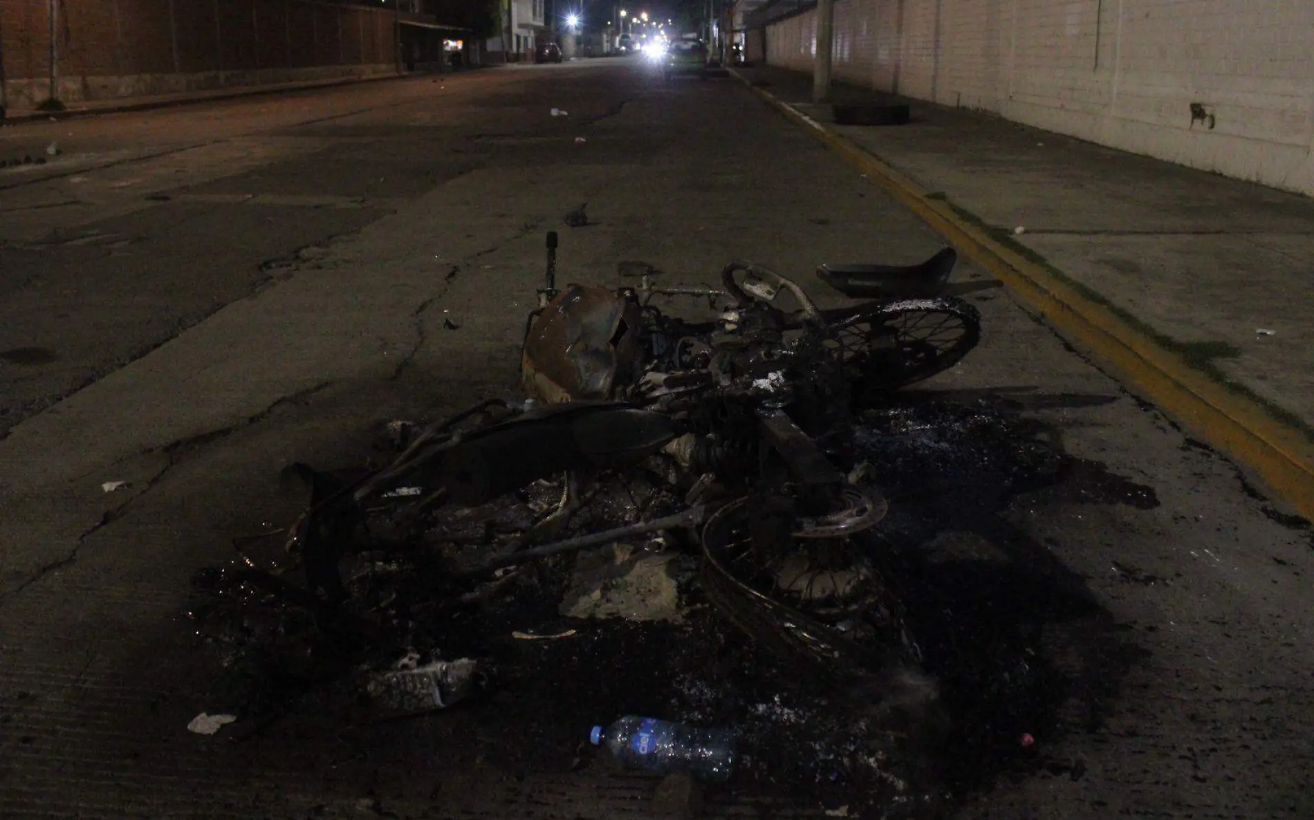 comerciantes en el mercado hidalgo agreden a policias y queman motocicletas